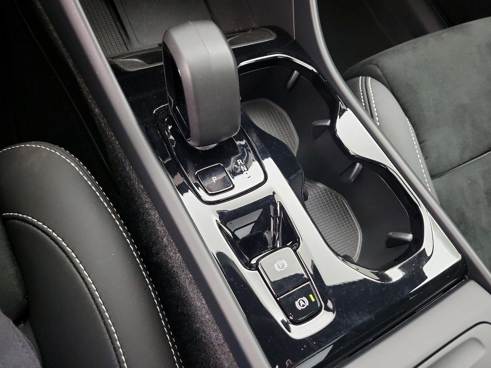 2025 Volvo XC40 Plus - Photo 19