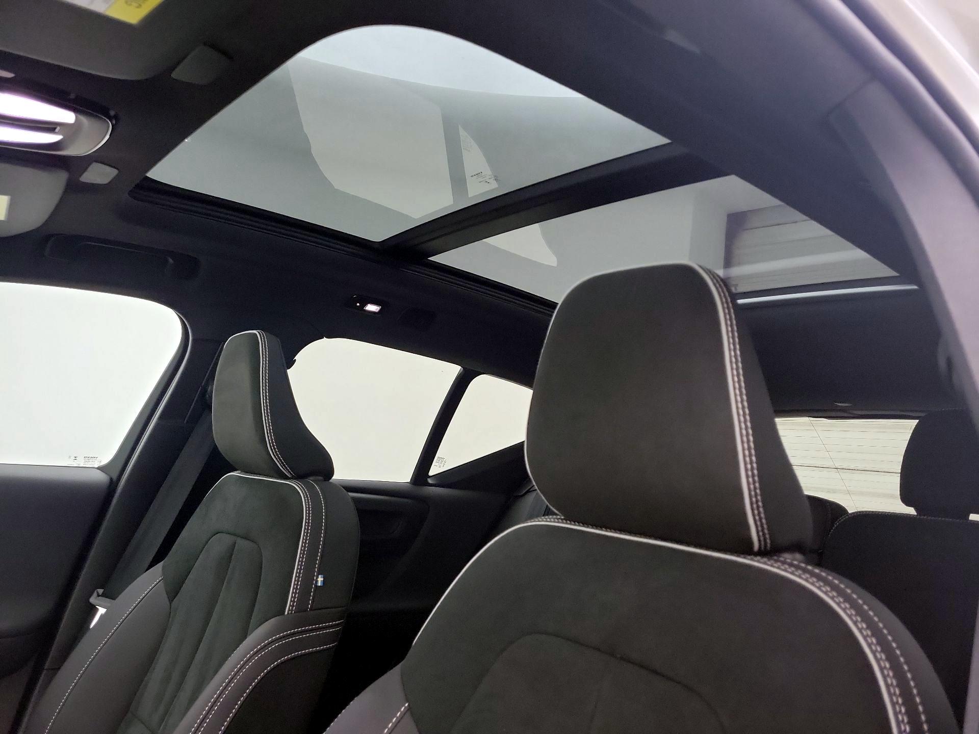 Thumbnail: 2025 Volvo XC40 - 20