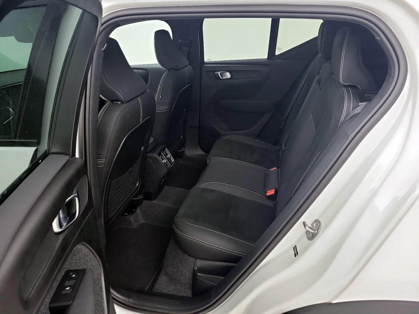 2025 Volvo XC40 Plus - Photo 22