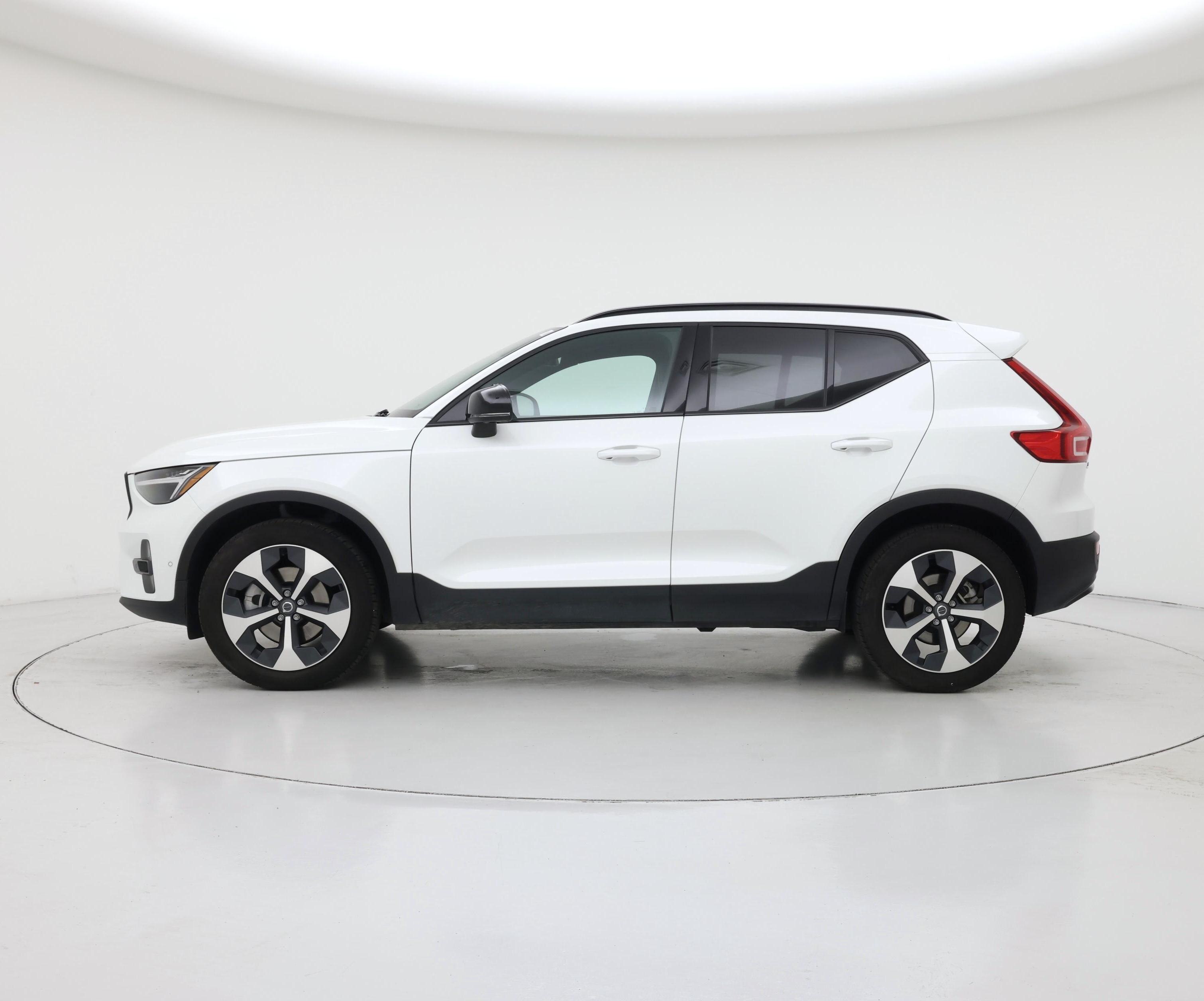 Thumbnail: 2025 Volvo XC40 - 3