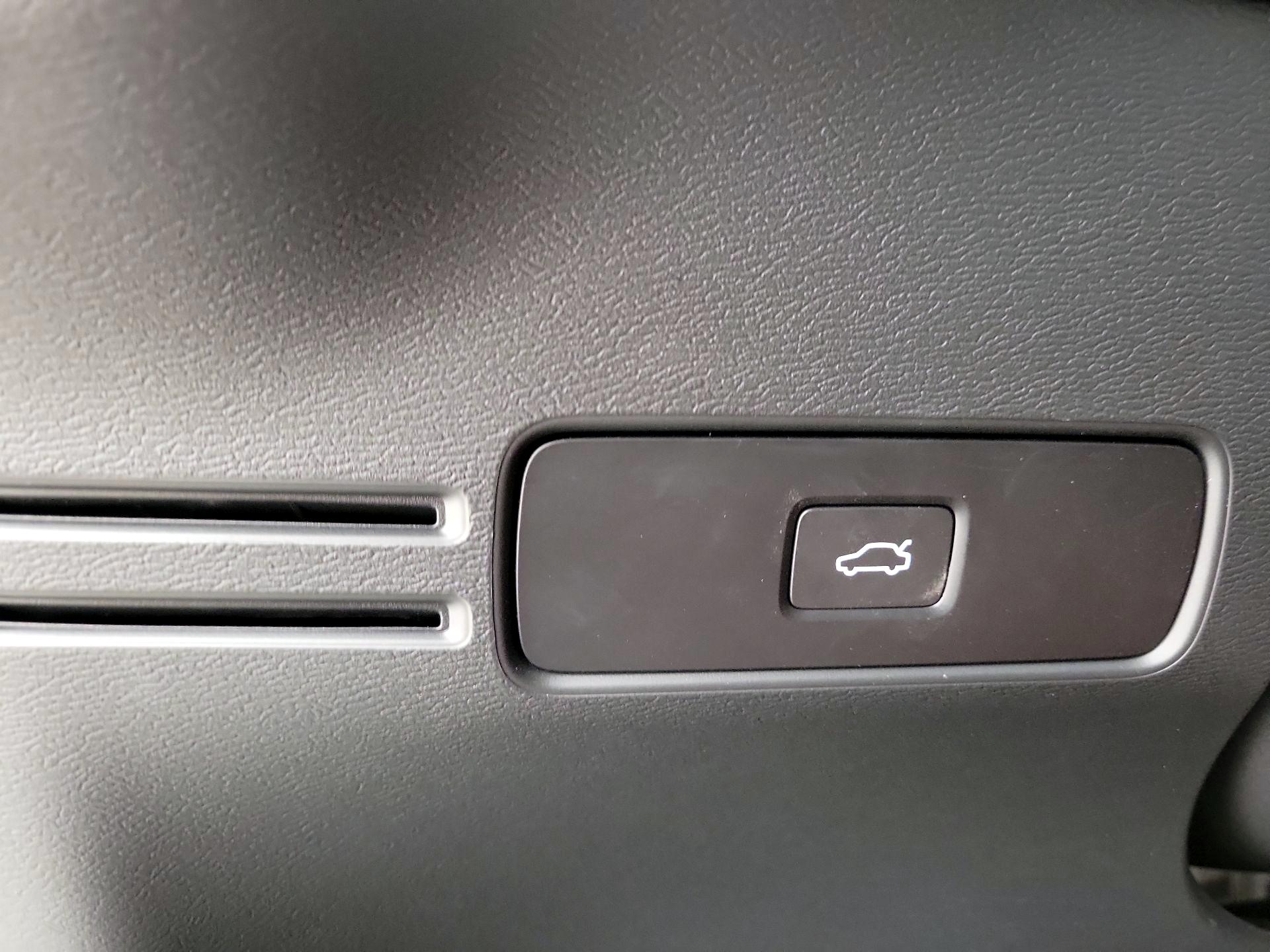 Thumbnail: 2025 Volvo XC40 - 13