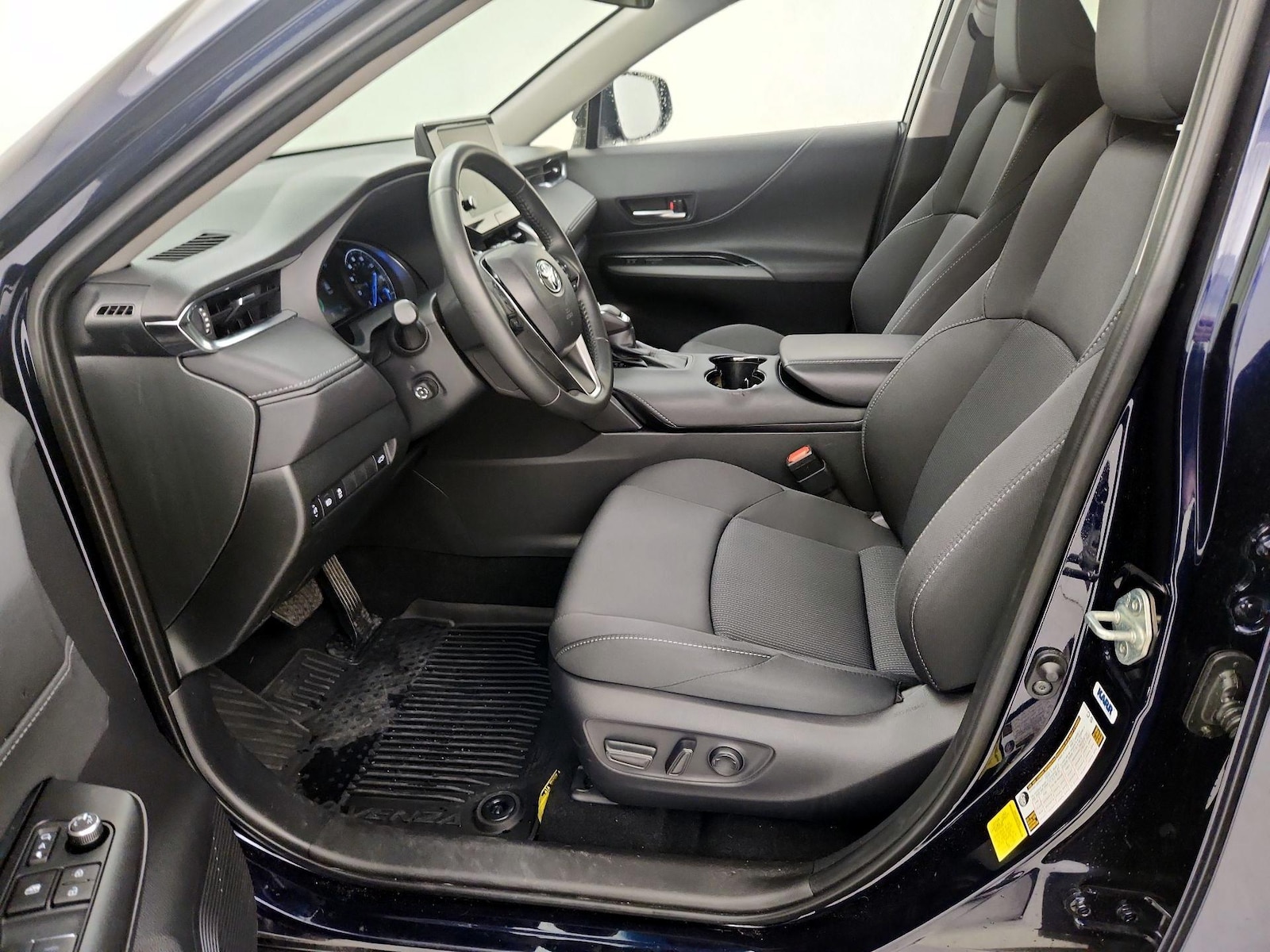 2024 Toyota Venza LE - Photo 12
