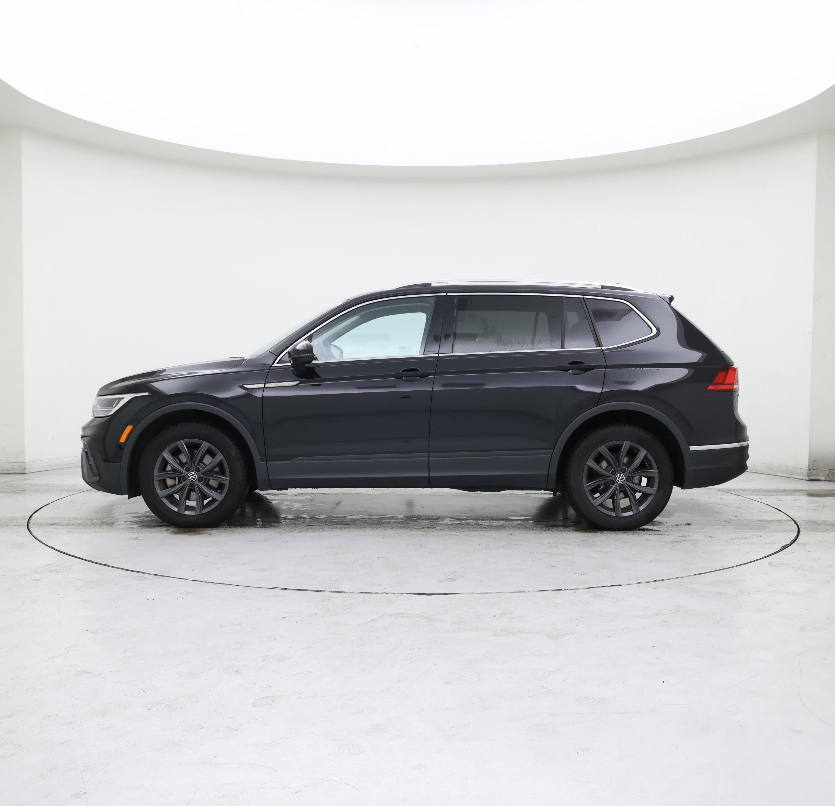 Thumbnail: 2022 Volkswagen Tiguan - 3