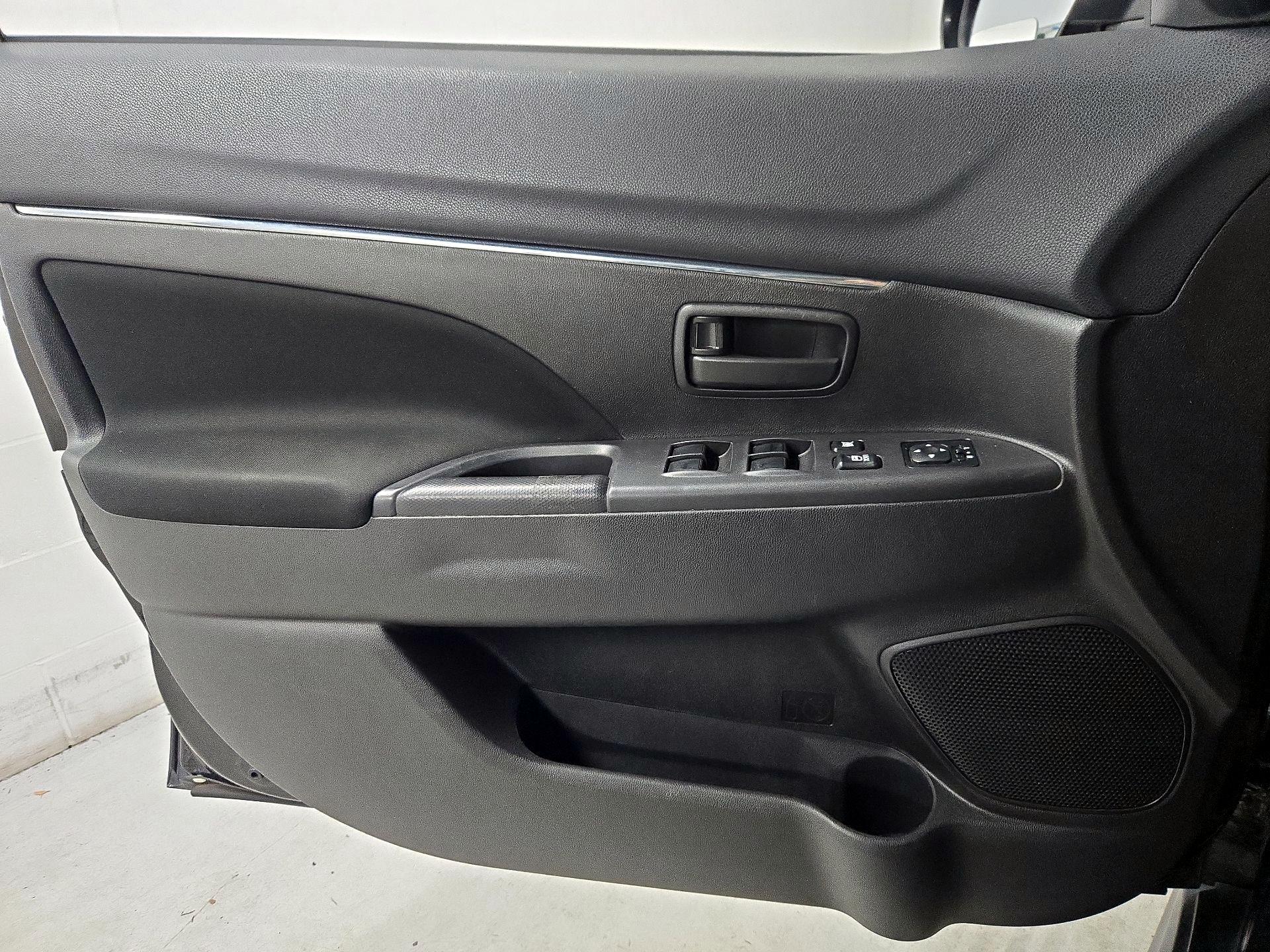 Thumbnail: 2014 Mitsubishi Outlander Sport - 12