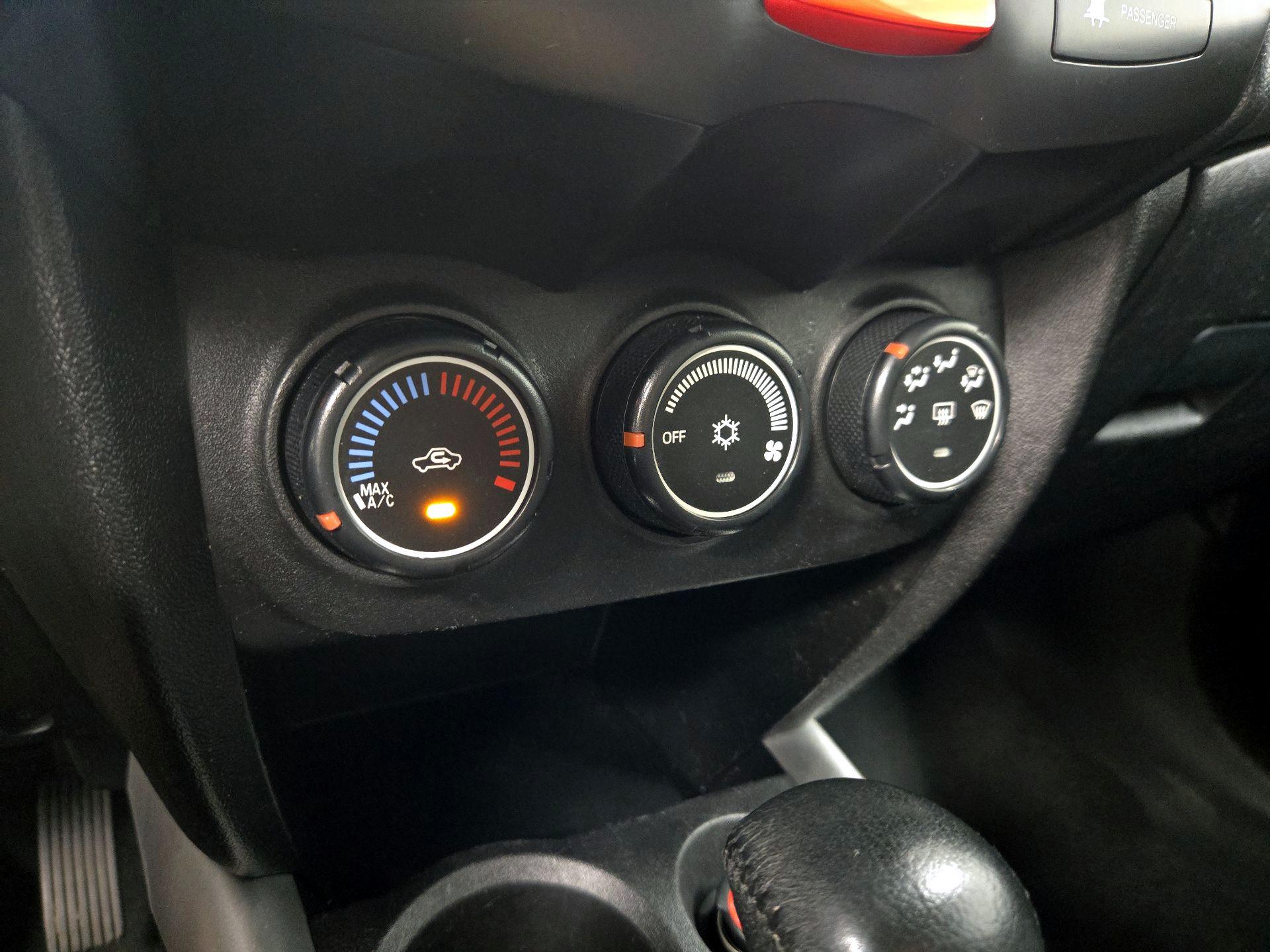 Thumbnail: 2014 Mitsubishi Outlander Sport - 16