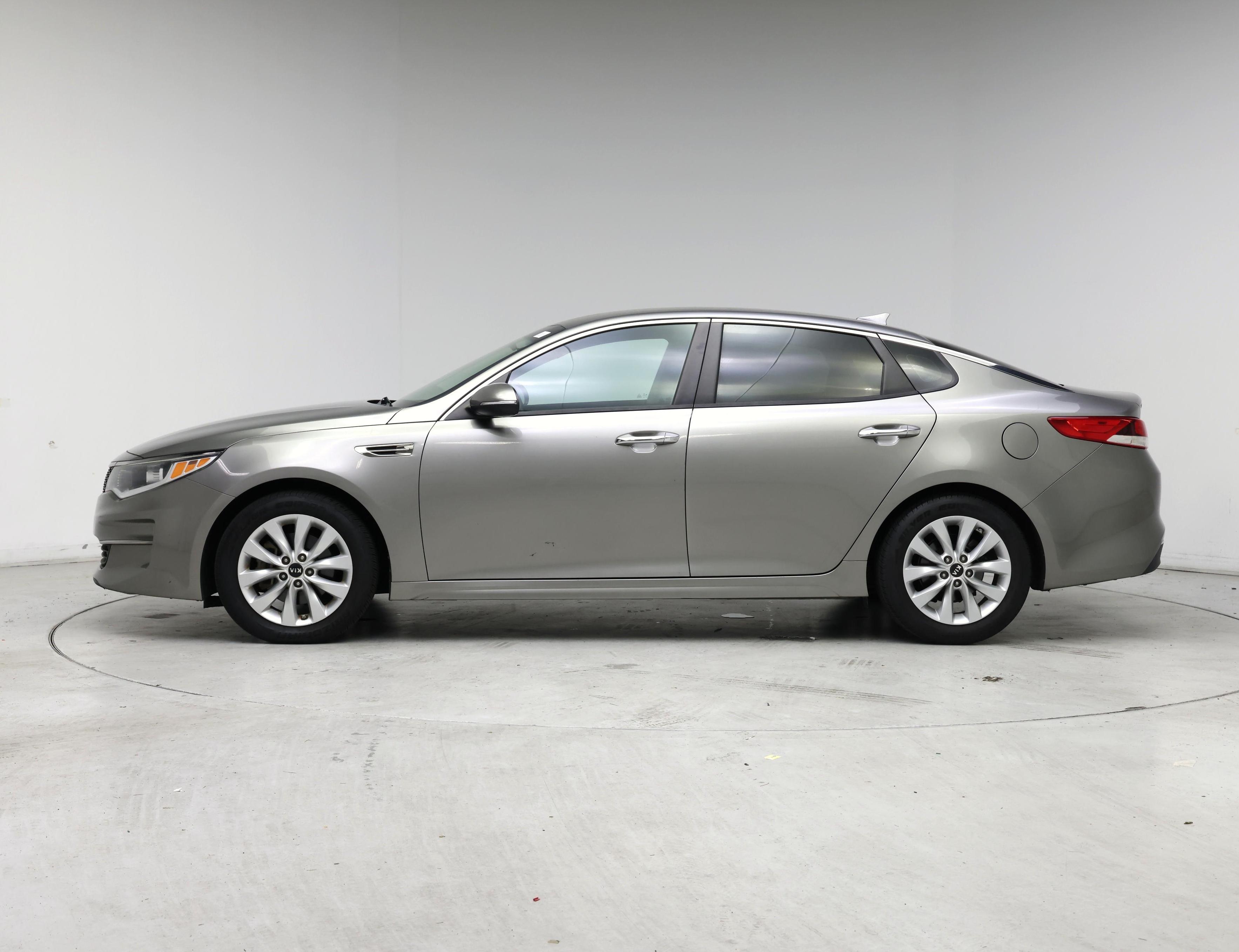 Thumbnail: 2017 Kia Optima - 3