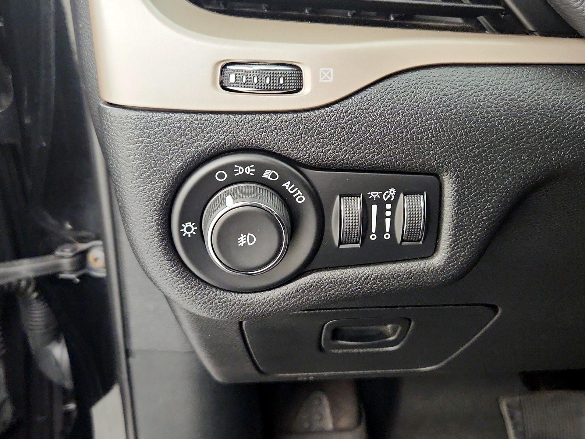Thumbnail: 2017 Jeep Cherokee - 13