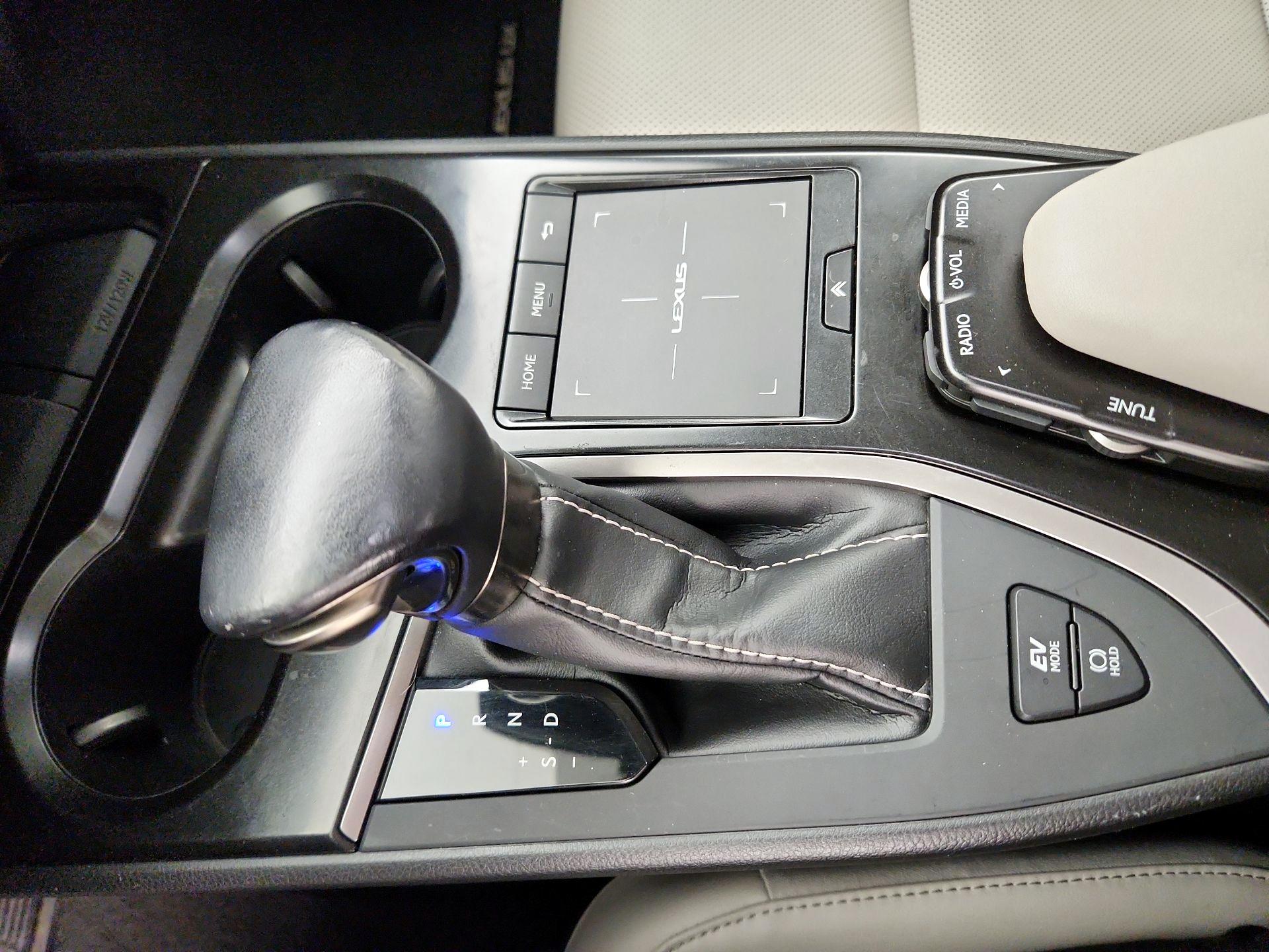 Thumbnail: 2020 Lexus UX - 17