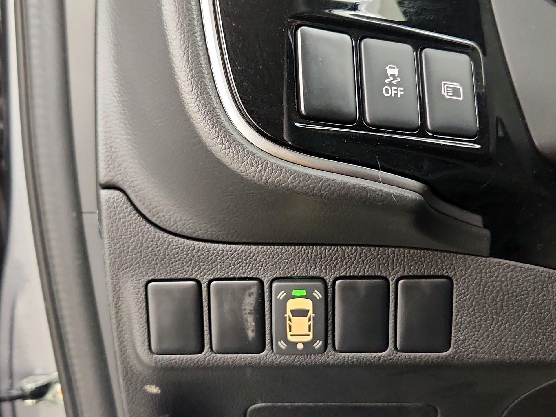 Thumbnail: 2018 Mitsubishi Outlander - 13