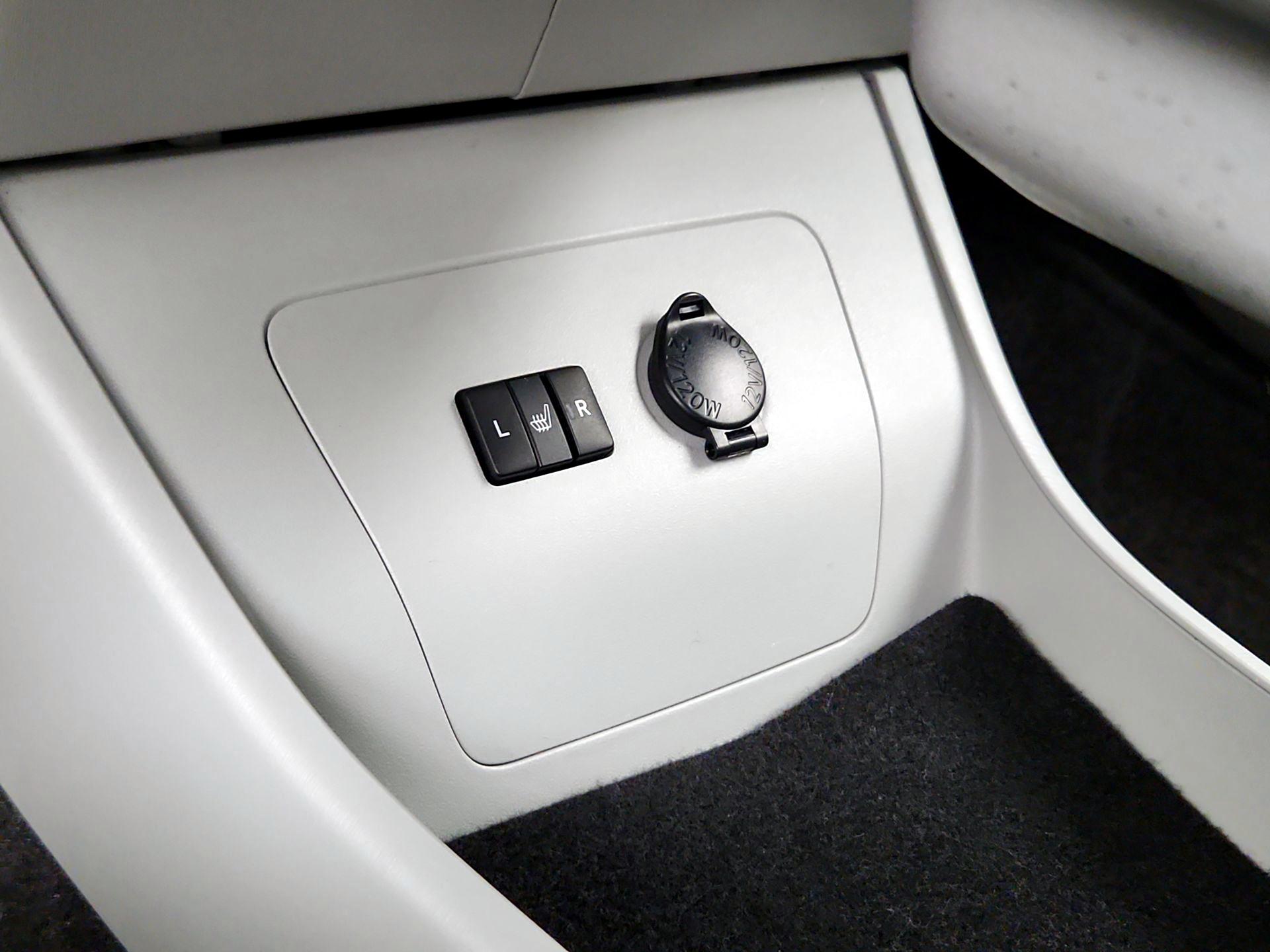 Thumbnail: 2015 Toyota Prius - 18