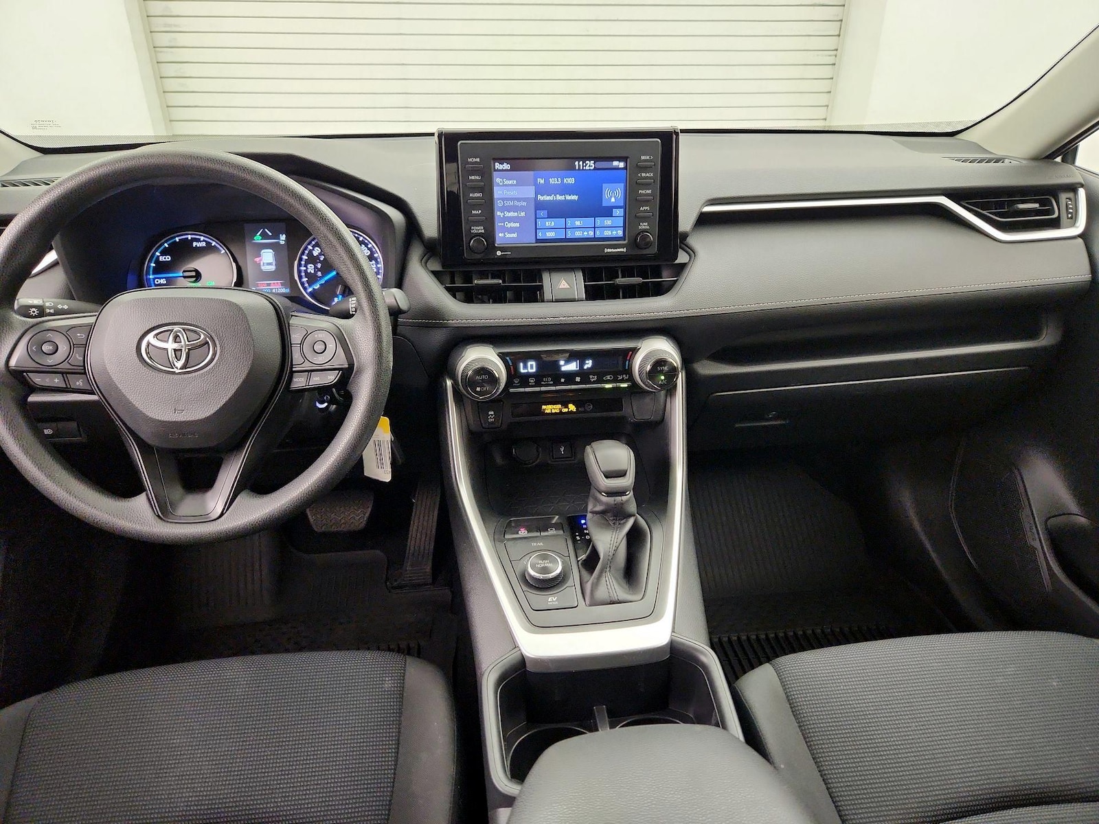 2022 Toyota RAV4 LE - Photo 10