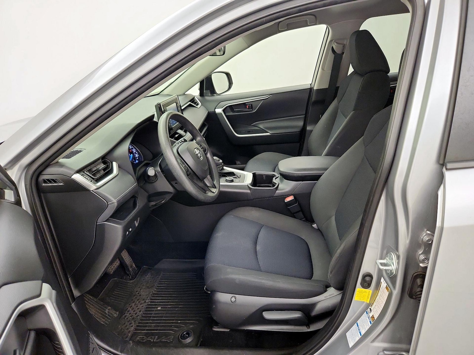 2022 Toyota RAV4 LE - Photo 12
