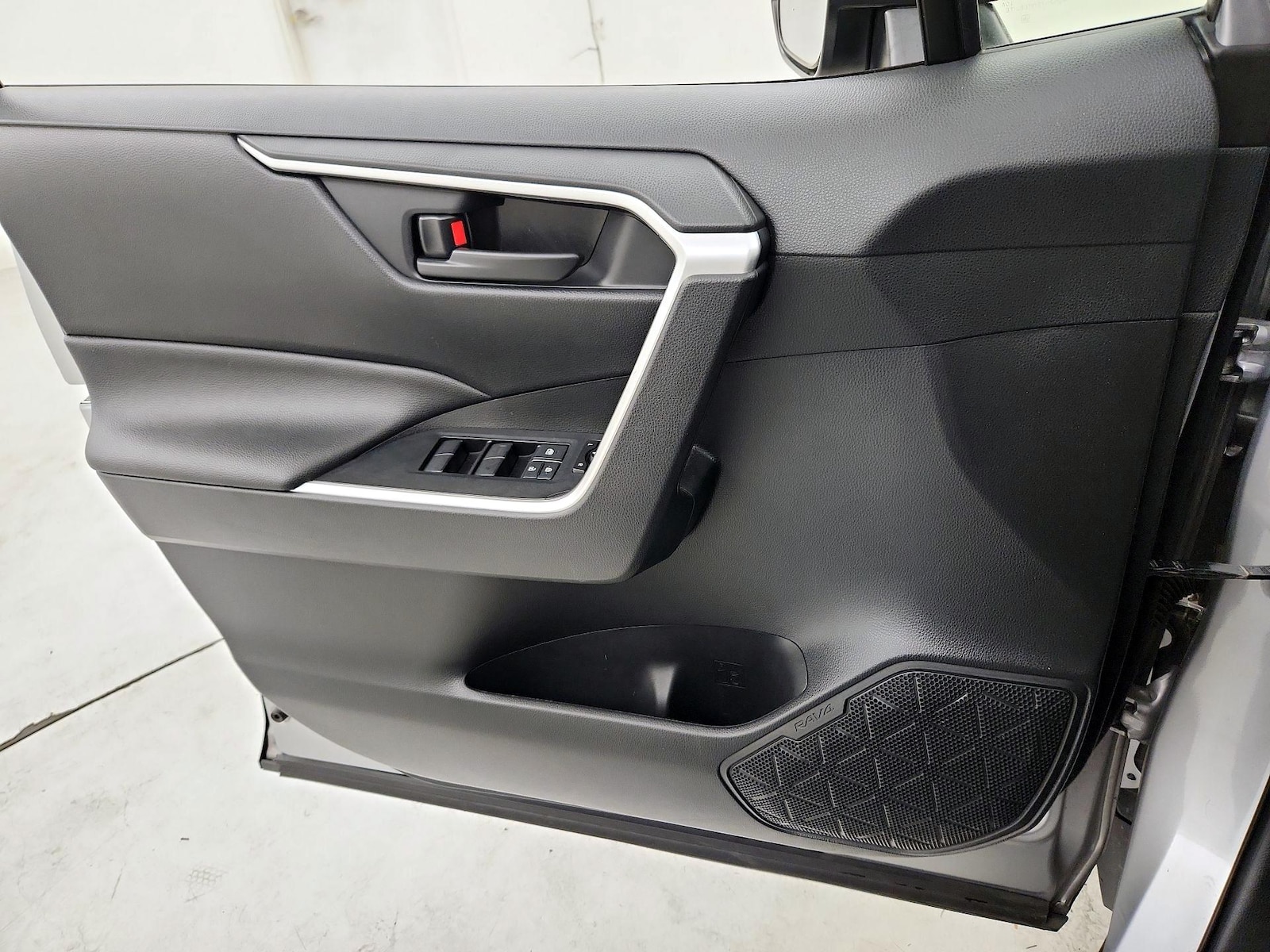 2022 Toyota RAV4 LE - Photo 13