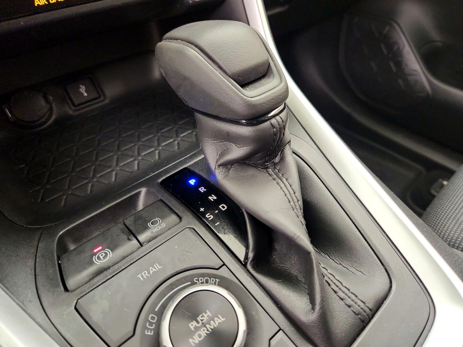 2022 Toyota RAV4 LE - Photo 18