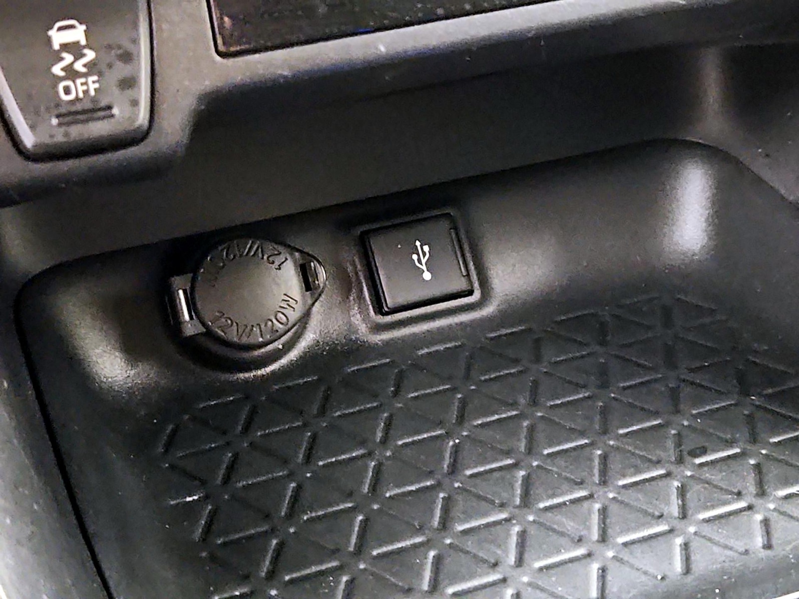 2022 Toyota RAV4 LE - Photo 19
