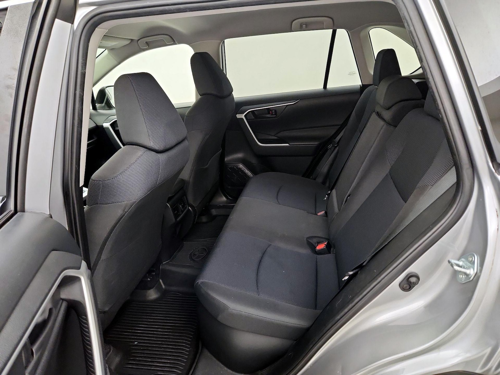 2022 Toyota RAV4 LE - Photo 20