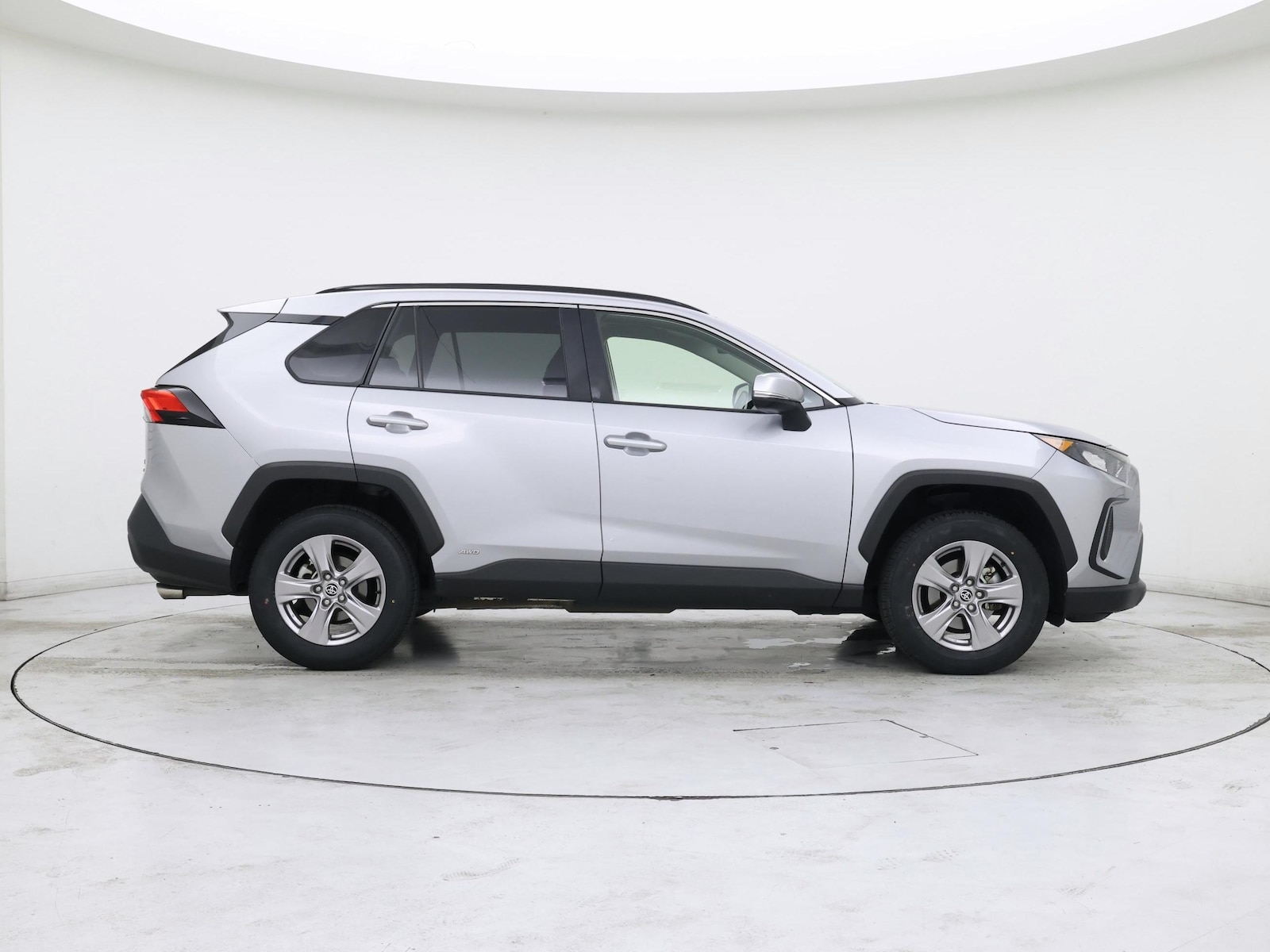 2022 Toyota RAV4 LE - Photo 8