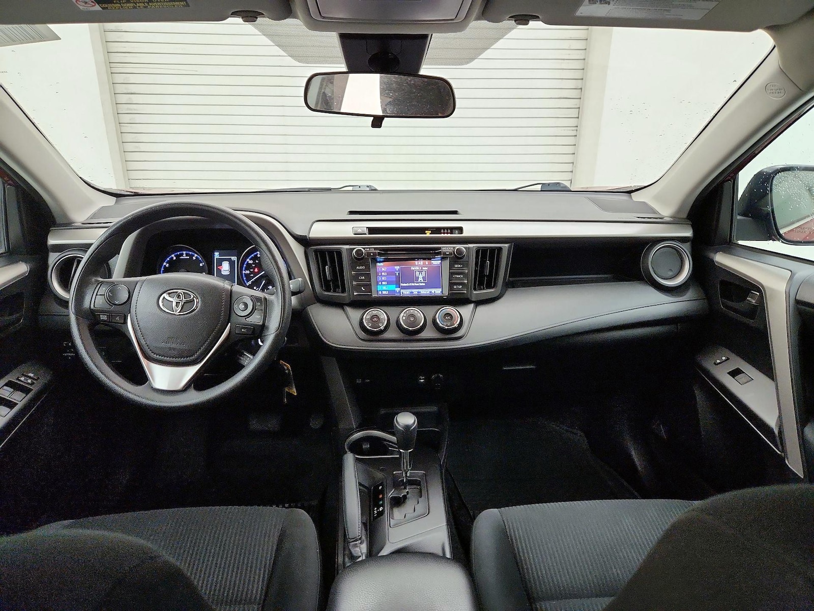 2018 Toyota RAV4 LE - Photo 10
