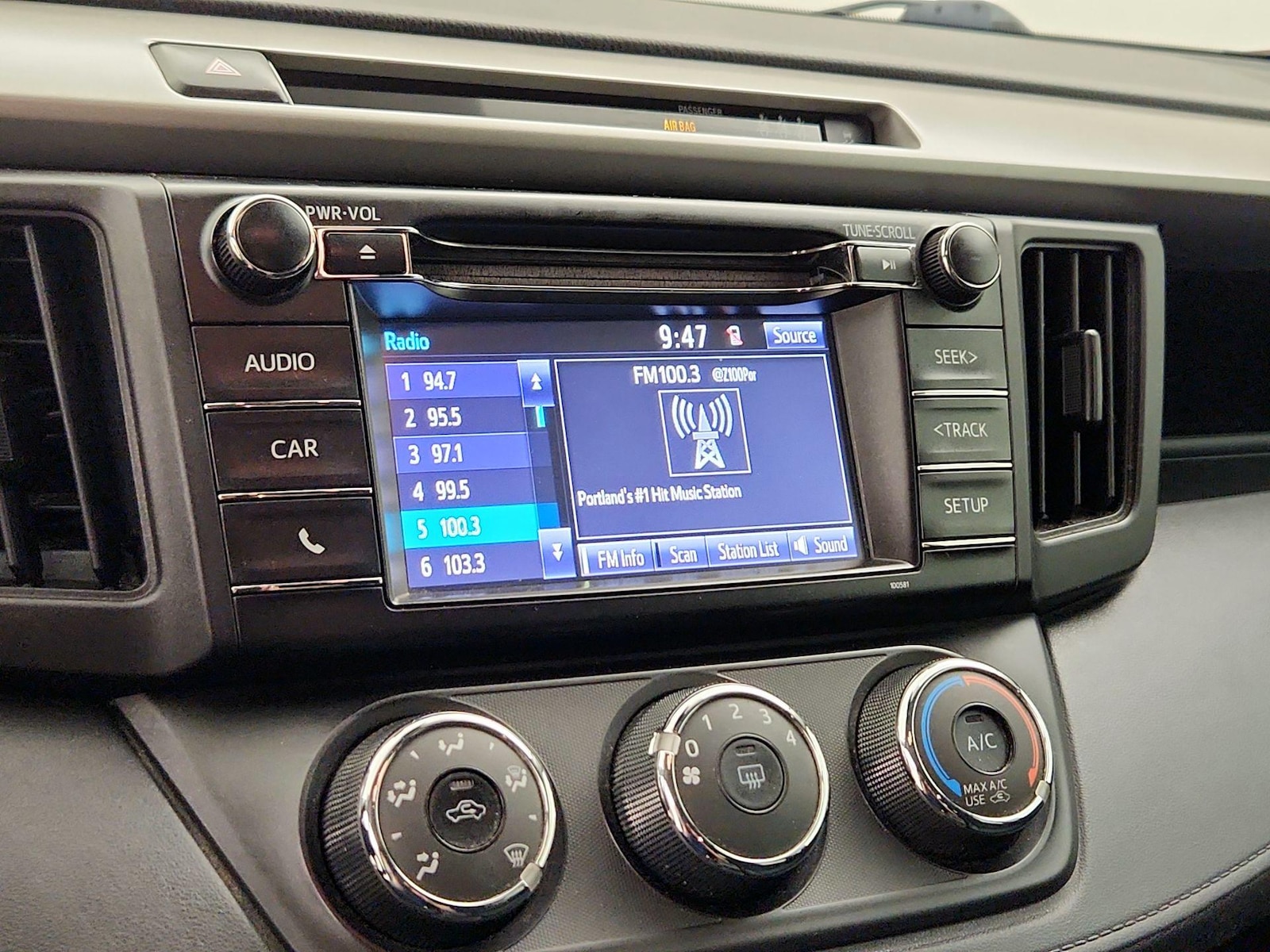 2018 Toyota RAV4 LE - Photo 16