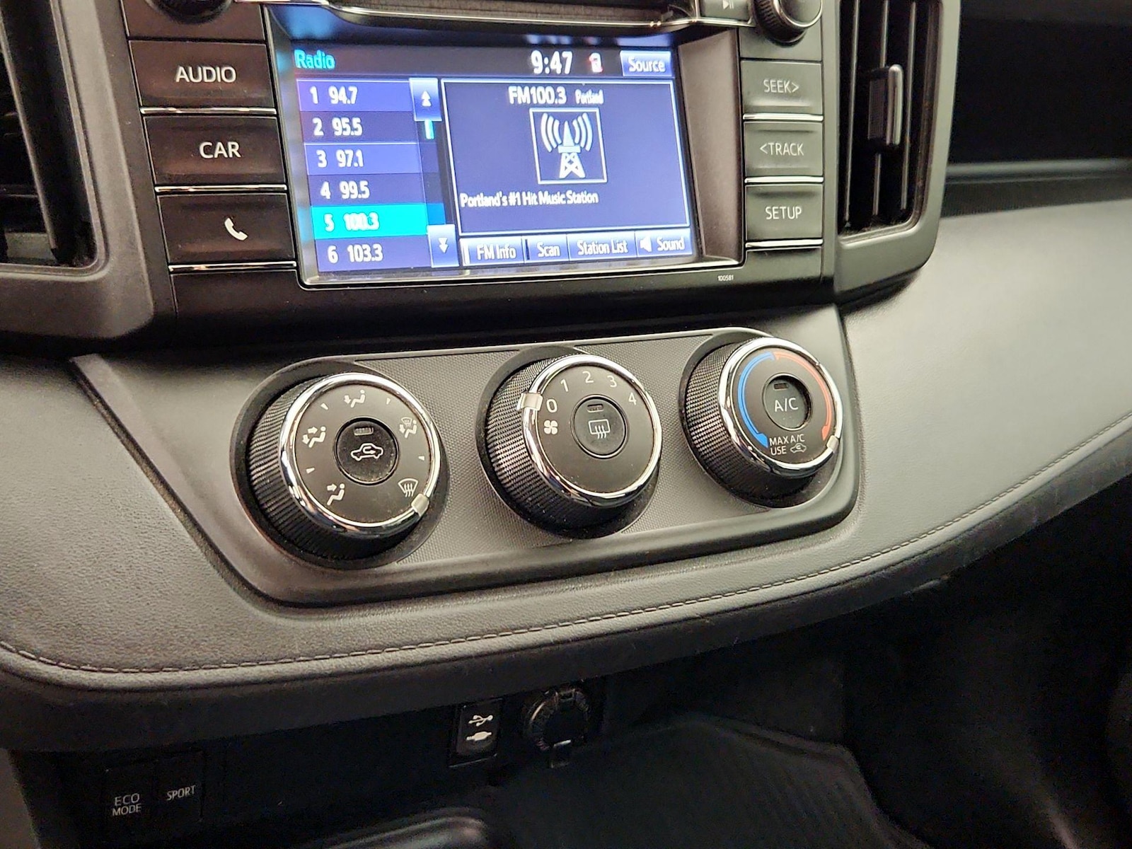 2018 Toyota RAV4 LE - Photo 17