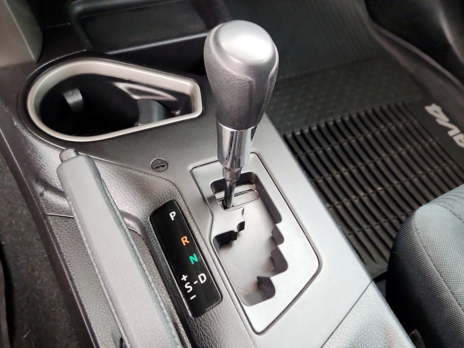 2018 Toyota RAV4 LE - Photo 18