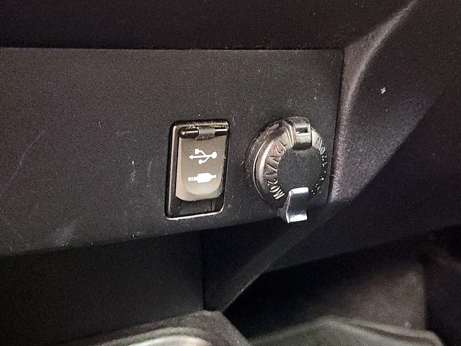 2018 Toyota RAV4 LE - Photo 19