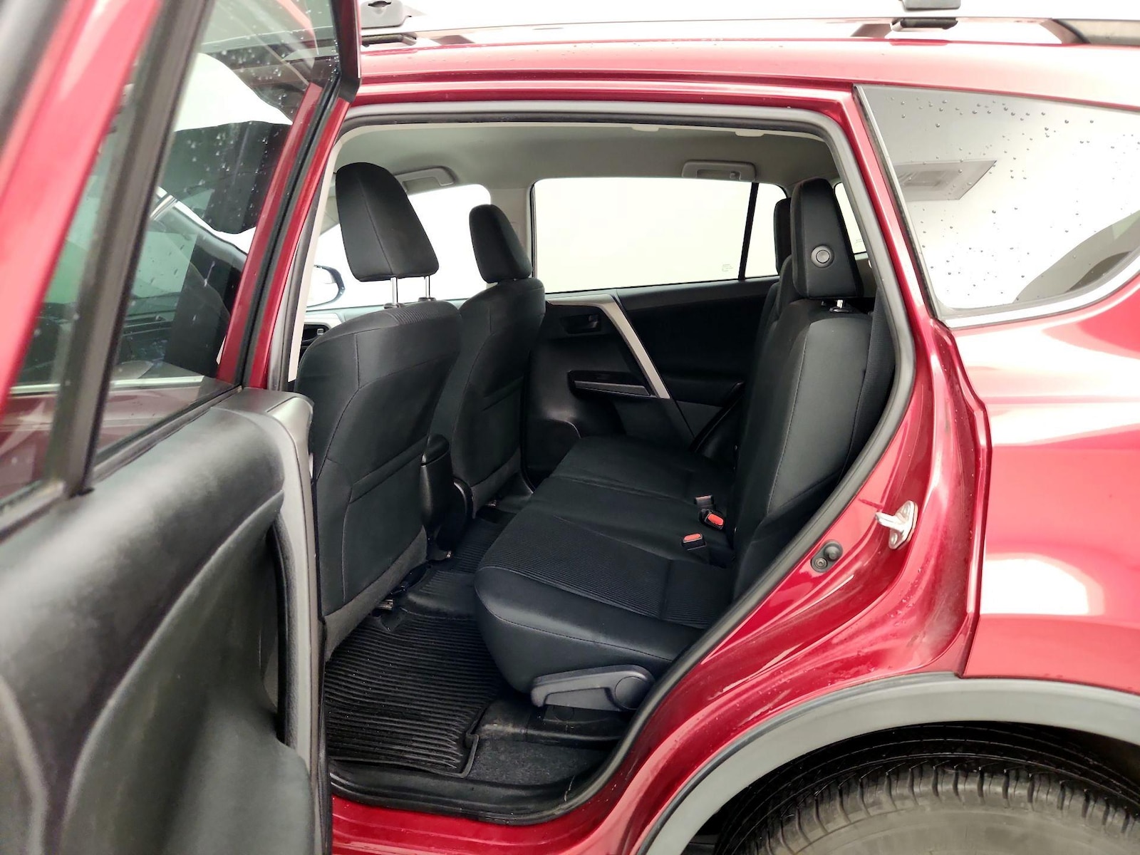 2018 Toyota RAV4 LE - Photo 20