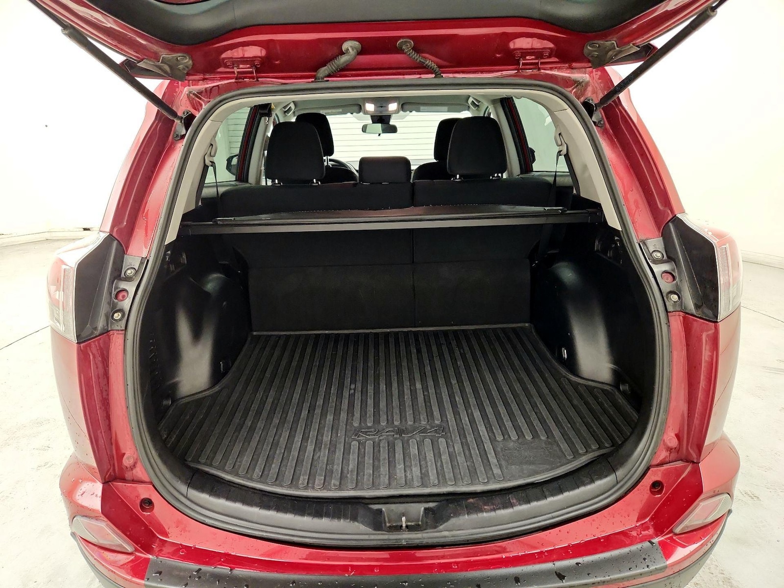 2018 Toyota RAV4 LE - Photo 21