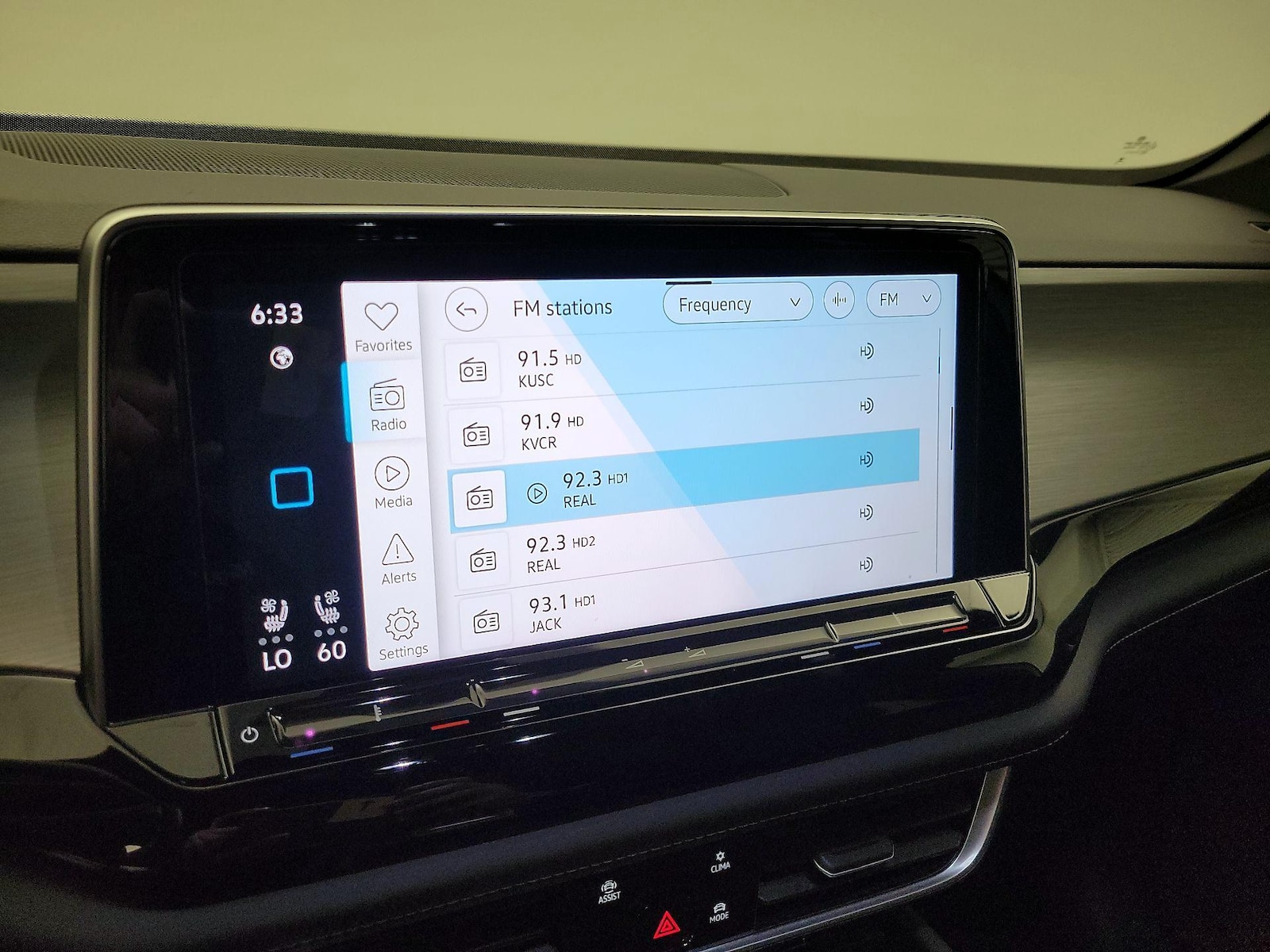 2025 Volkswagen Atlas Cross Sport SE - Photo 16