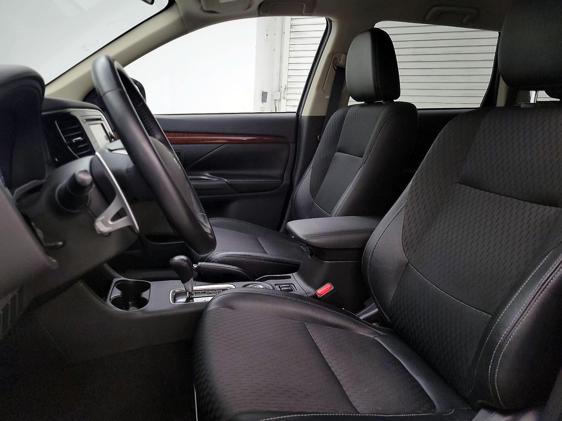 Thumbnail: 2015 Mitsubishi Outlander - 11