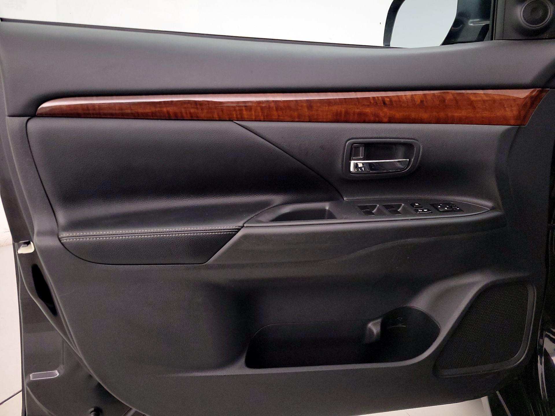 Thumbnail: 2015 Mitsubishi Outlander - 12