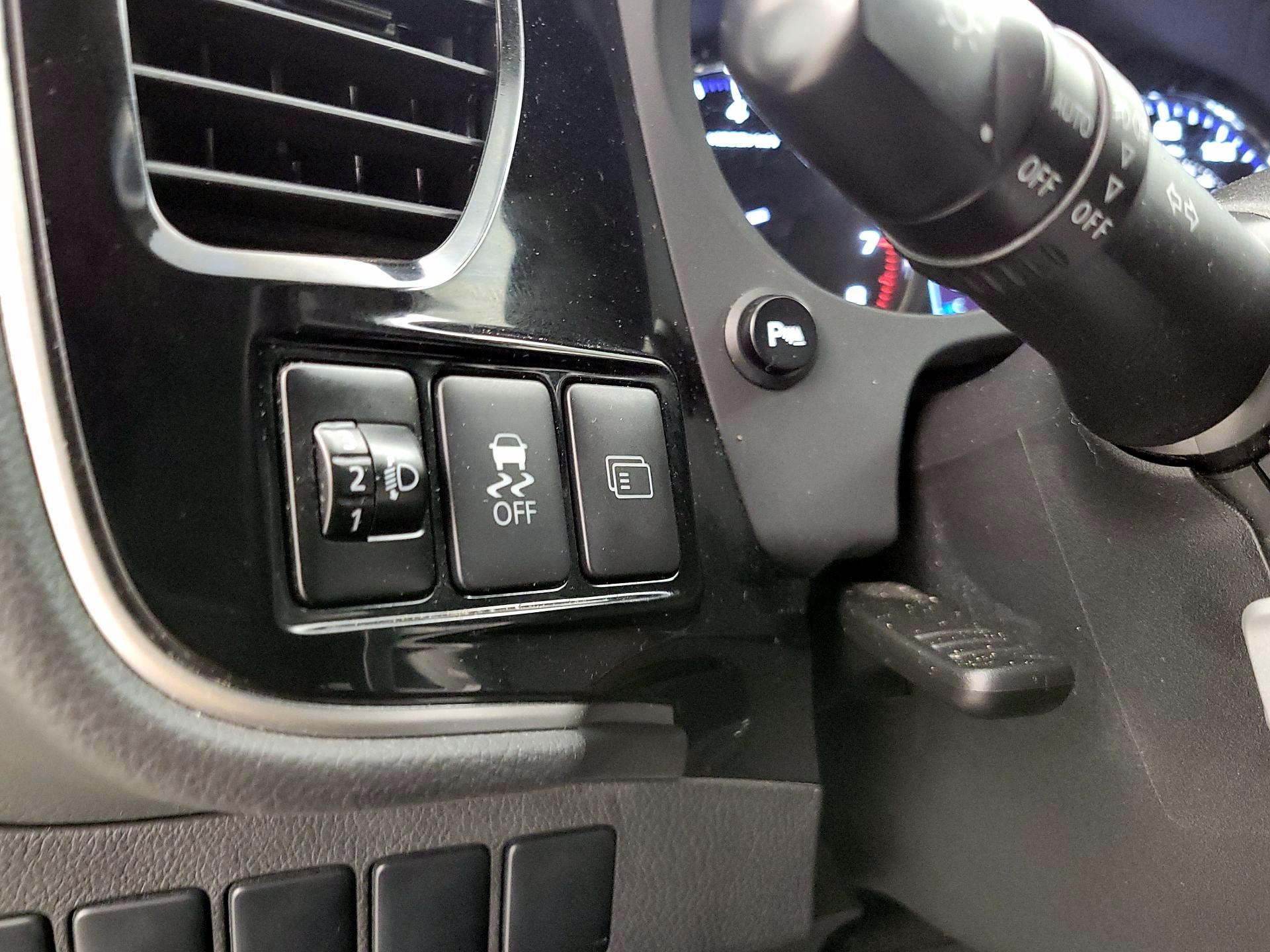 Thumbnail: 2015 Mitsubishi Outlander - 13