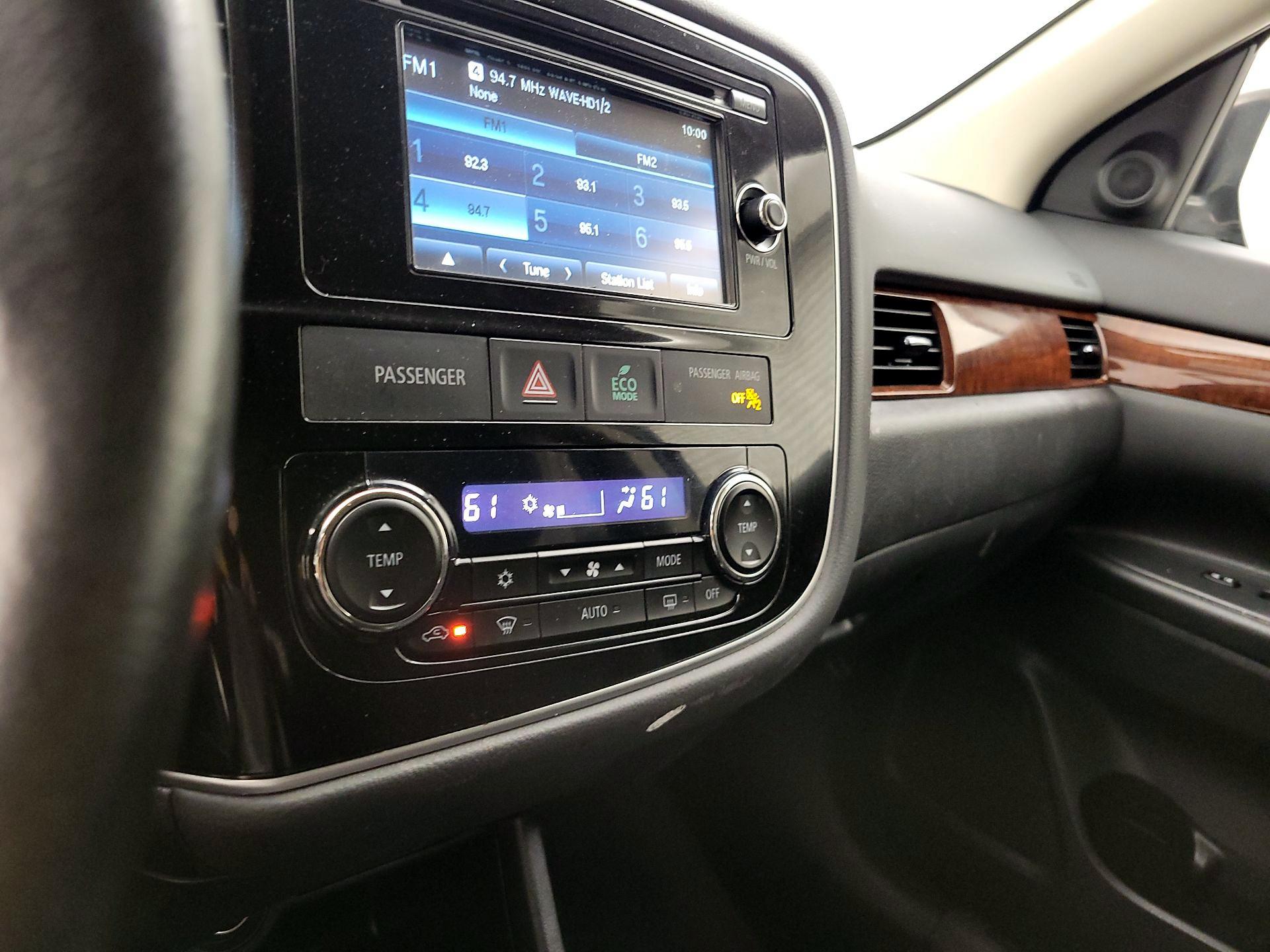 Thumbnail: 2015 Mitsubishi Outlander - 16