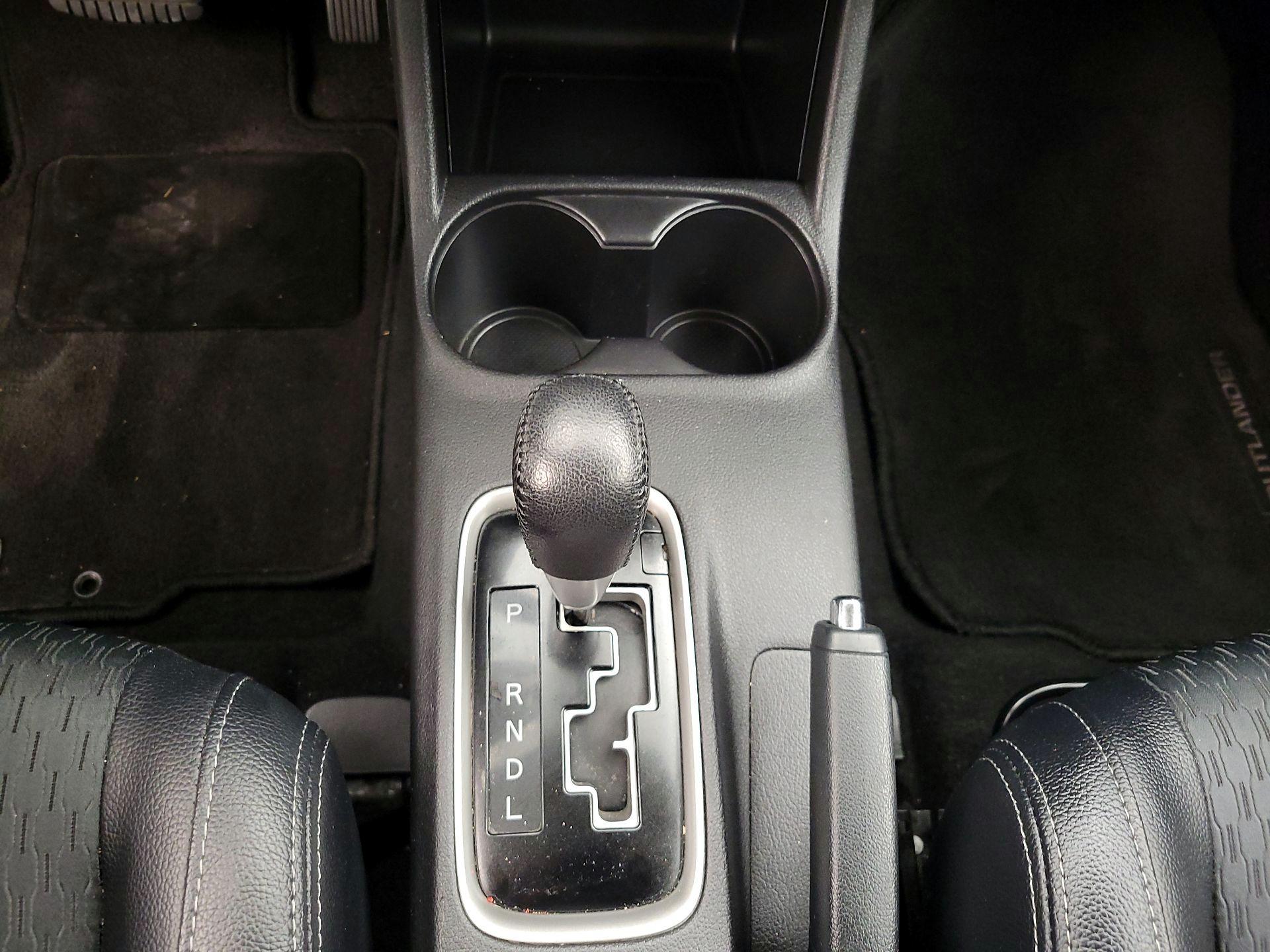 Thumbnail: 2015 Mitsubishi Outlander - 17