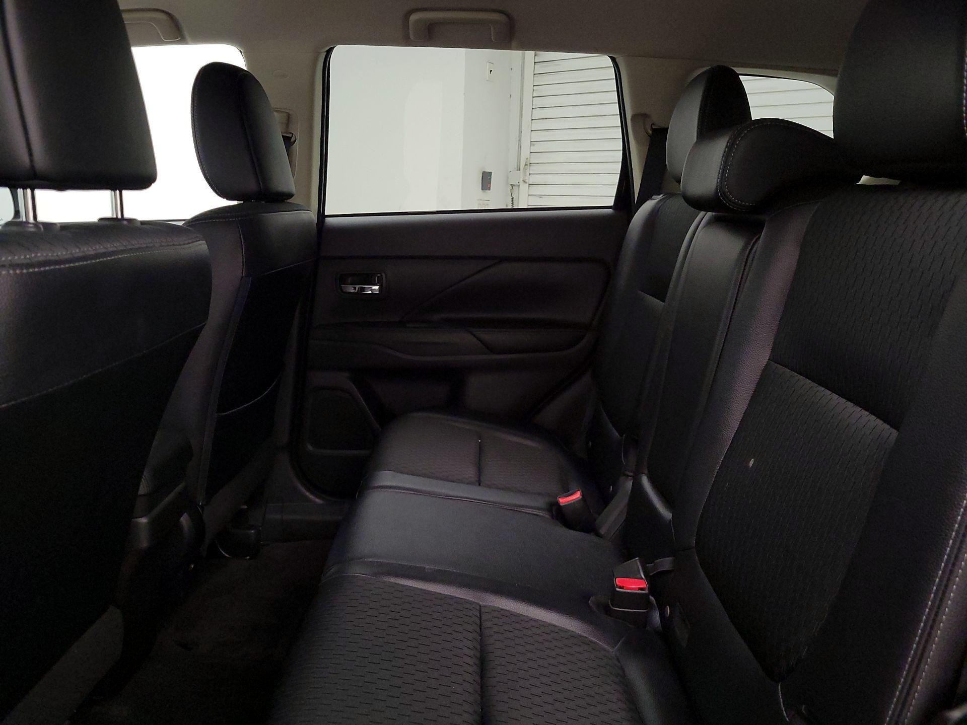 Thumbnail: 2015 Mitsubishi Outlander - 19