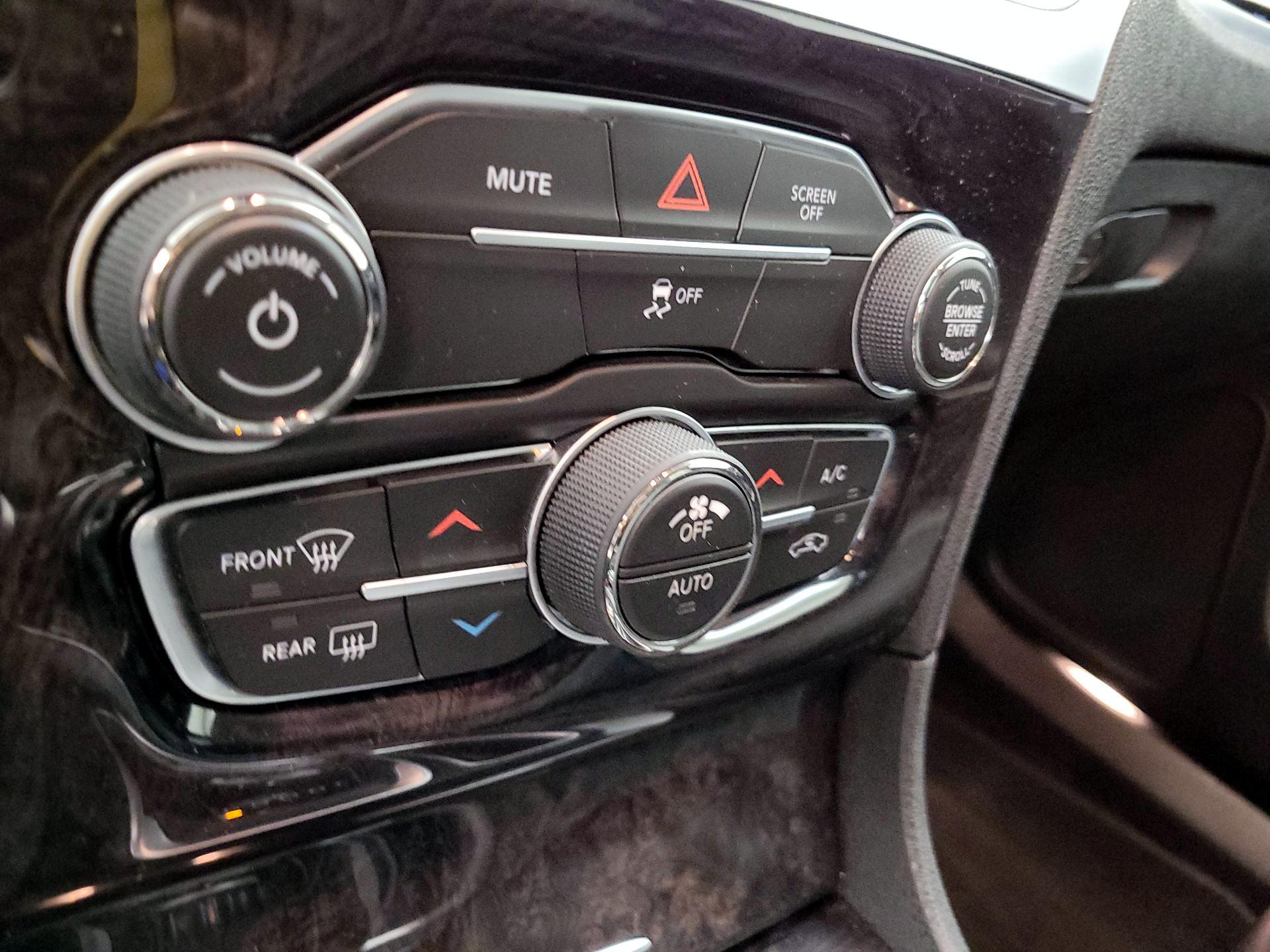 Thumbnail: 2019 Chrysler 300 - 17