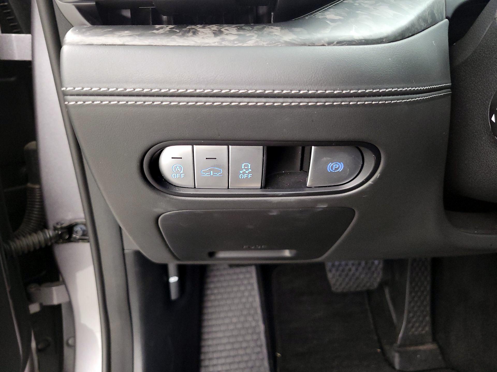 Thumbnail: 2023 Genesis G90 - 13