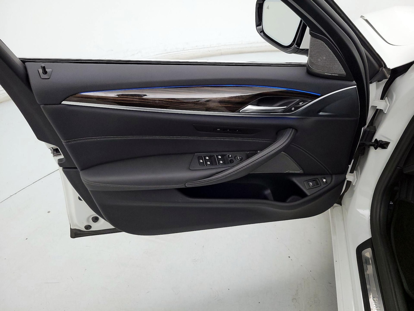 2022 BMW 5 Series 530e - Photo 13