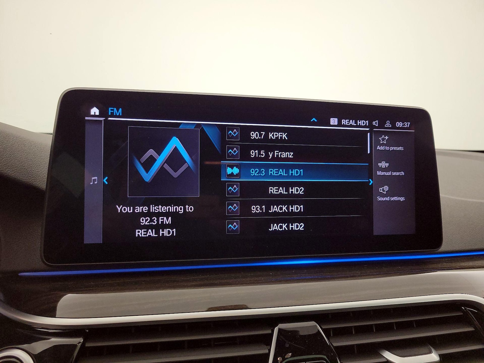 2022 BMW 5 Series 530e - Photo 17