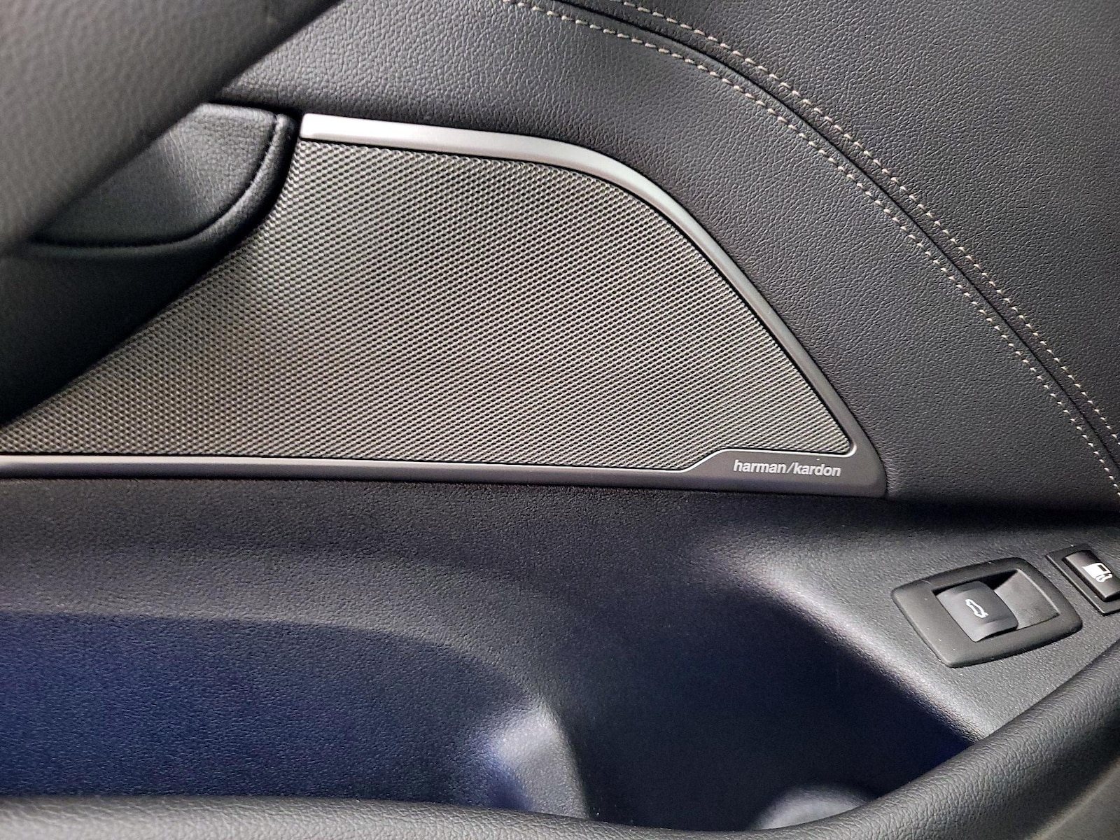 2022 BMW 5 Series 530e - Photo 24