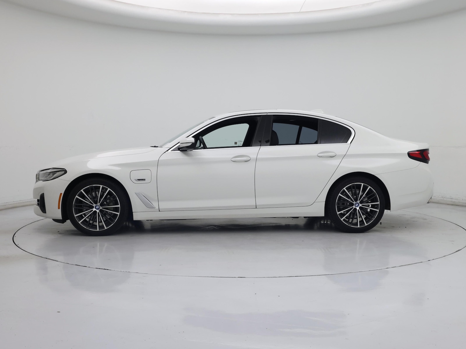 2022 BMW 5 Series 530e - Photo 4