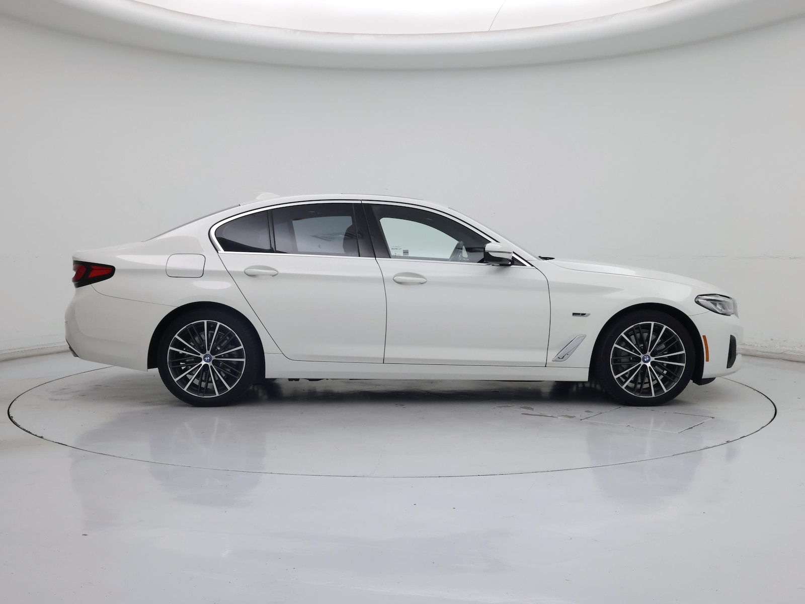 2022 BMW 5 Series 530e - Photo 8