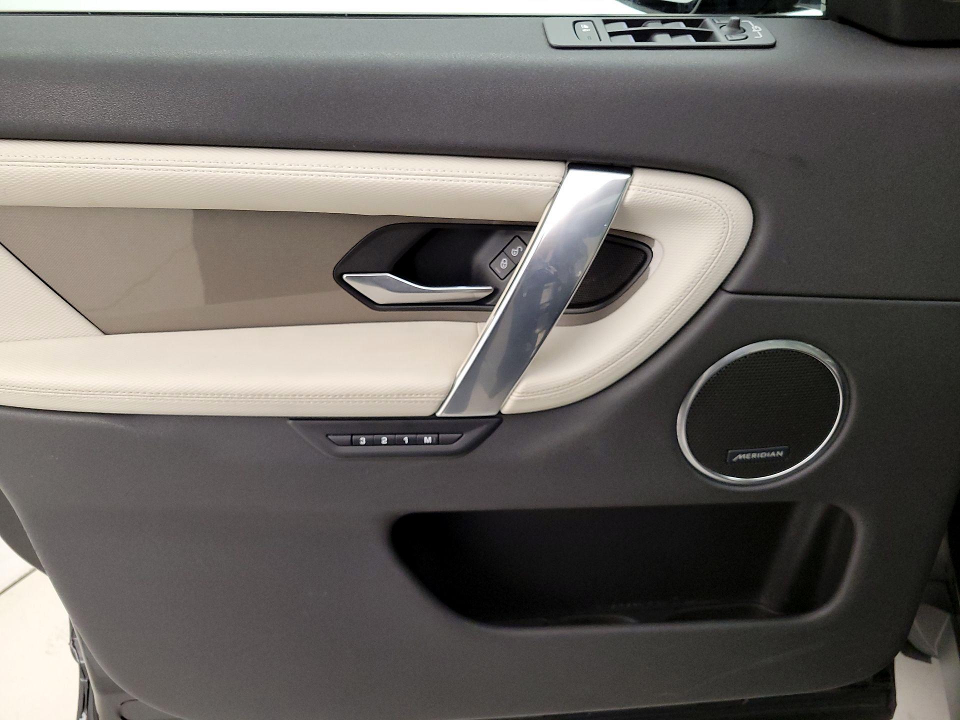 Thumbnail: 2020 Land Rover Discovery Sport - 12