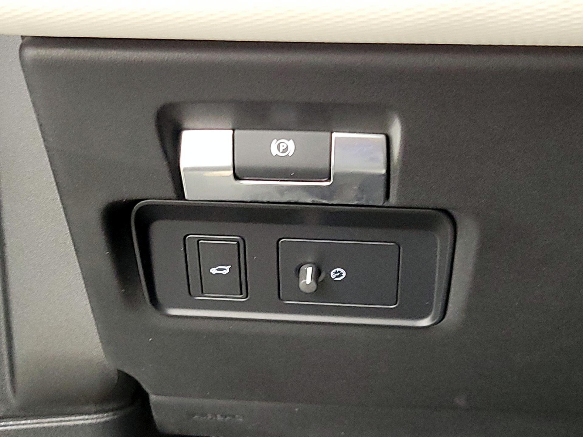 Thumbnail: 2020 Land Rover Discovery Sport - 13