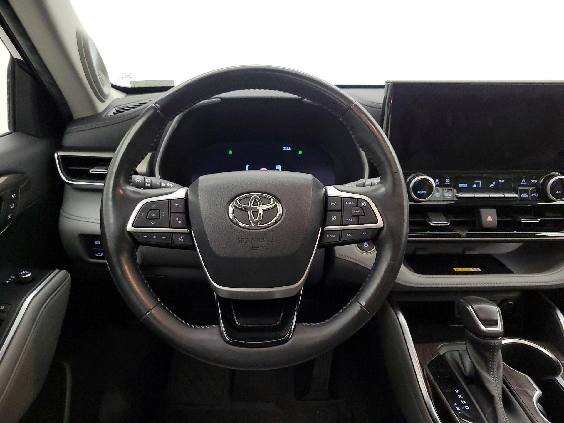 Thumbnail: 2023 Toyota Highlander - 10