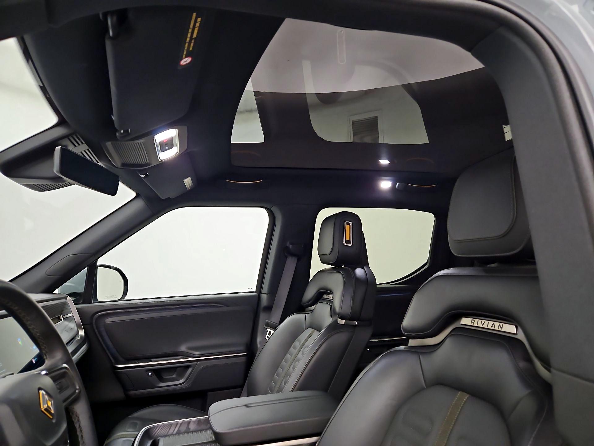 Thumbnail: 2025 Rivian R1T - 18