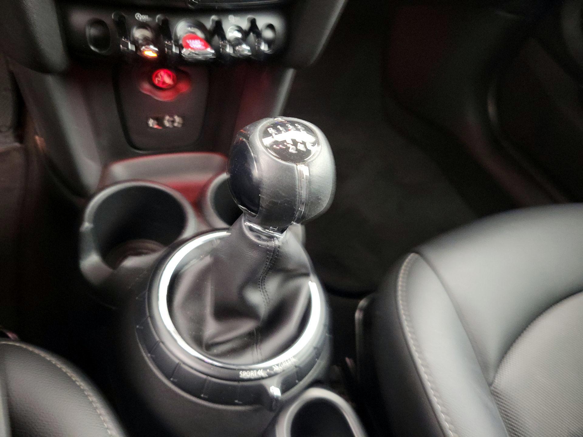Thumbnail: 2015 MINI Cooper Hardtop - 16