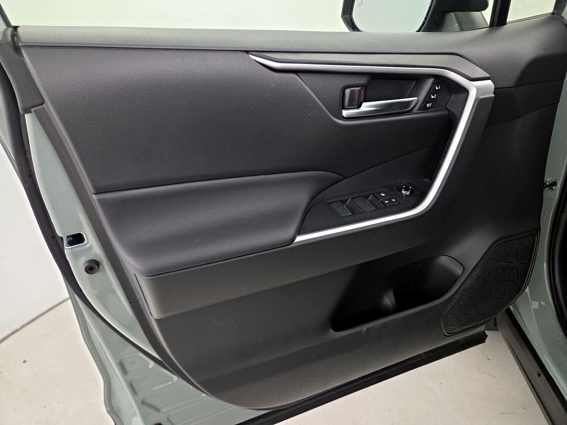 Thumbnail: 2021 Toyota RAV4 - 12