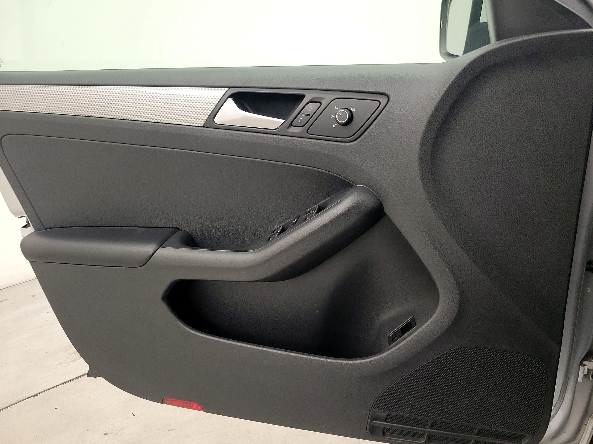 Thumbnail: 2015 Volkswagen Jetta - 12