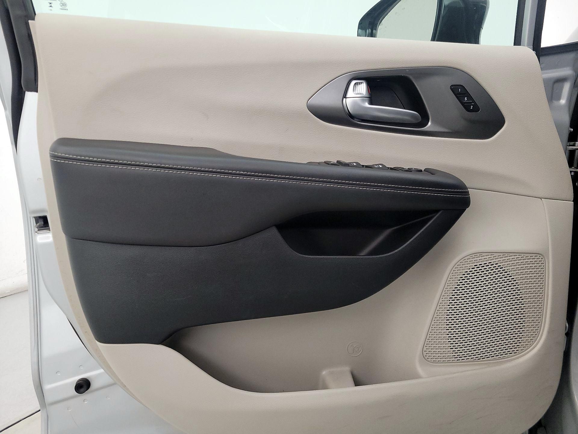 Thumbnail: 2024 Chrysler Pacifica - 12